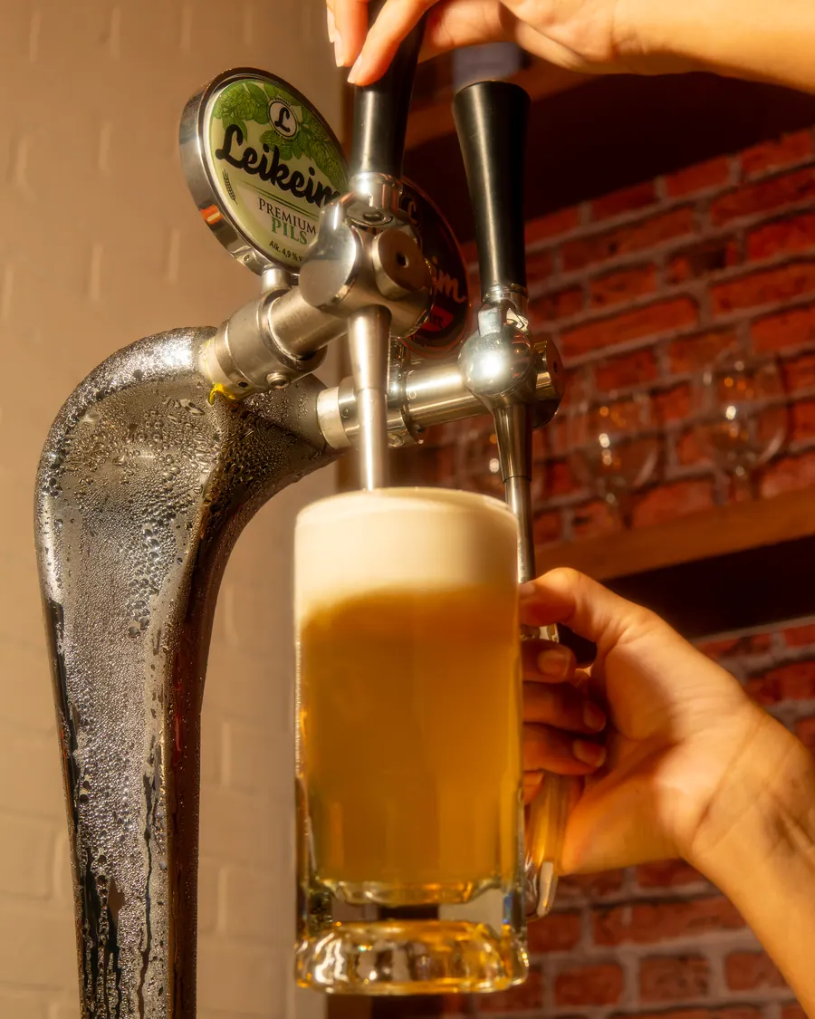 Cerveza de barril sirviéndose en BBQ Brisket & Grill Cancún