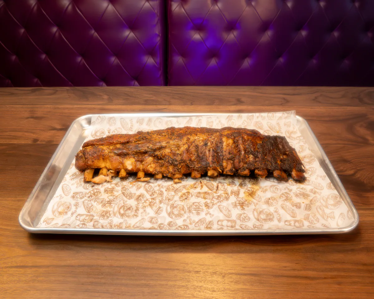 Orden de doce baby back ribs BBQ para compartir en BBQ Brisket & Grill
