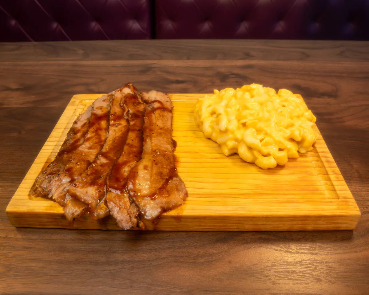 Brisket ahumado low and slow con mac and cheese en BBQ Brisket & Grill Cancún