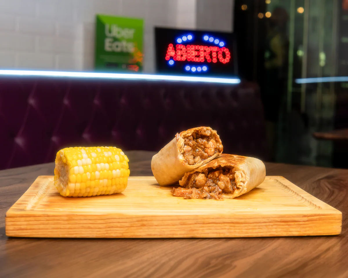 Burrito grande de brisket de 180 gramos con tiras de elote en Cancún