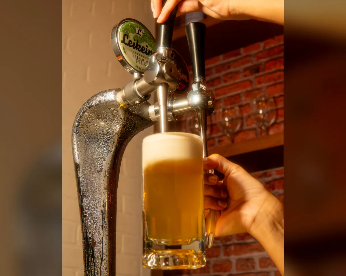 Cerveza de barril grande recién servida para acompañar BBQ texano