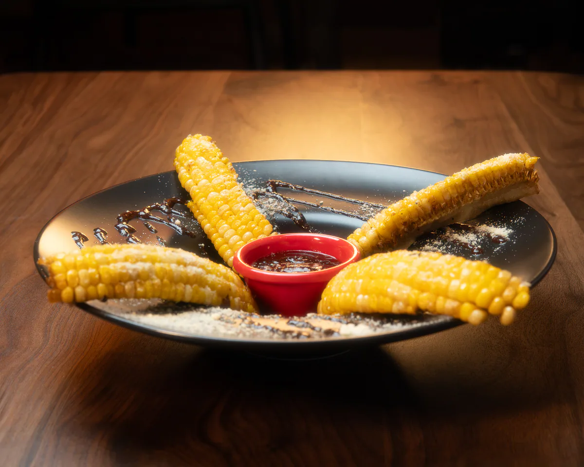 Tiras de elote a la mantequilla bañadas en salsa BBQ ahumada